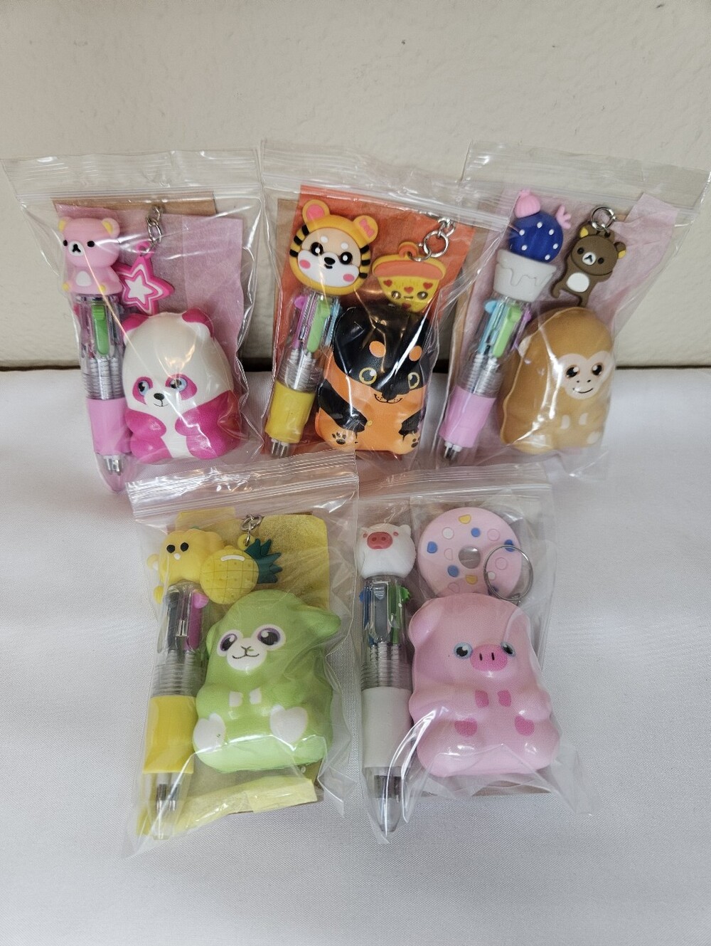 Set of 4 Bags | Squishy, 4-Color Pen, Keychain & Thank You Card NEW | Favor Bags - Picture 2 of 7